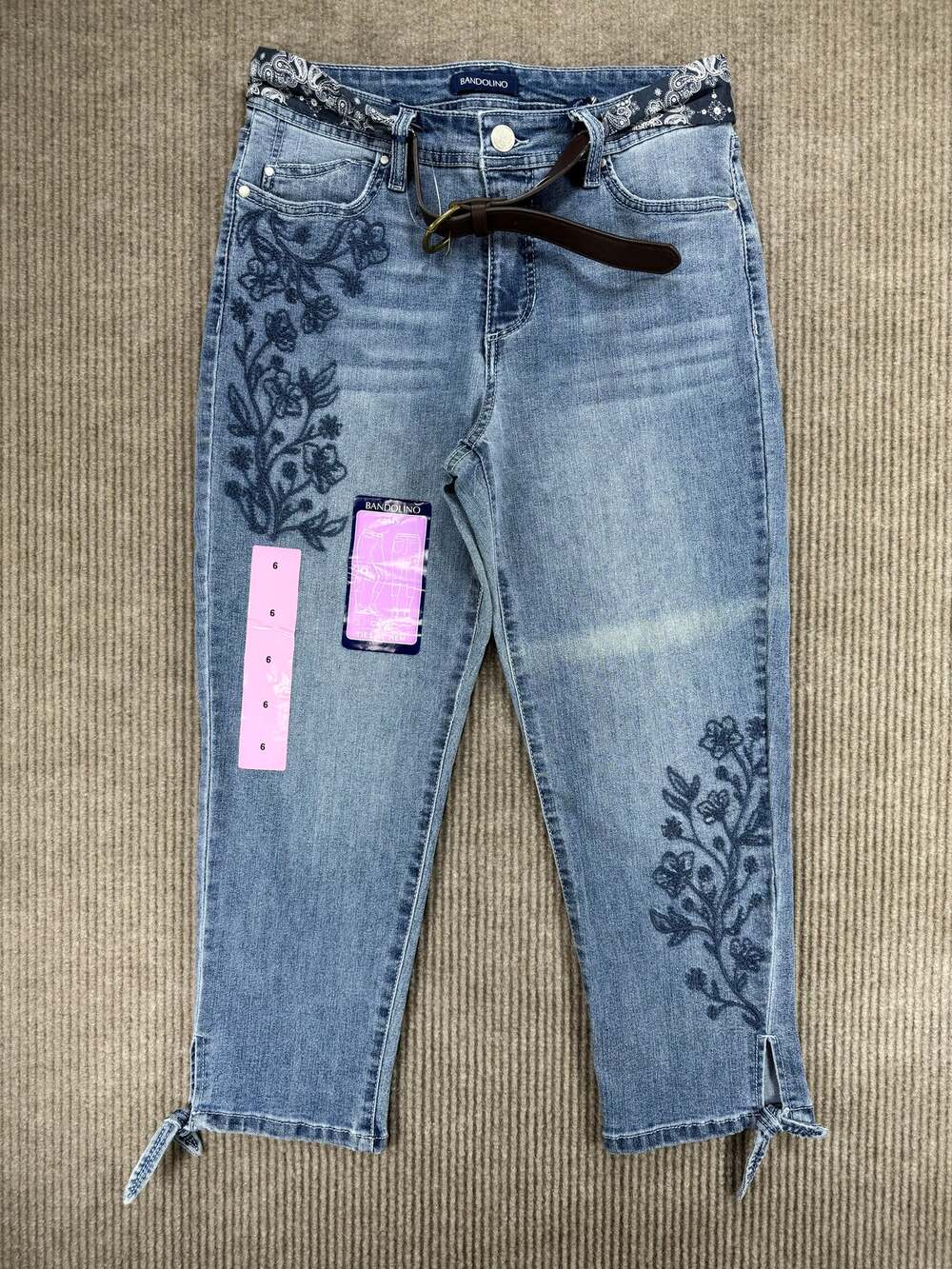 Bandolino Amy Capri Jeans NWT Size 6 Roxbury Embroidered Blue Cropped Pants Belt
